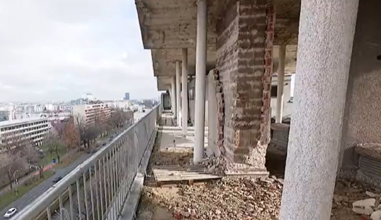 Ovo je razoreni krov na vrhu zgrade u Zagrebu, prijeti urušavanje 200 tona betona