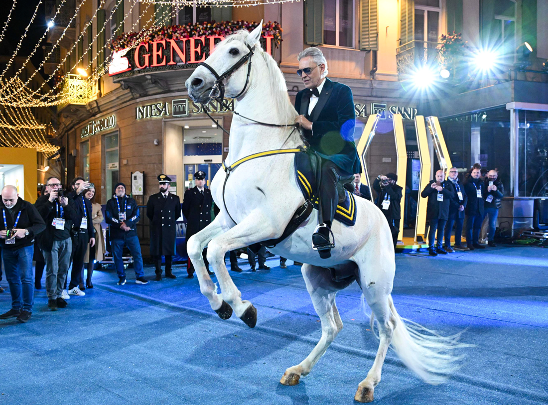 Andrea Bocelli (67) na Sanremo stigao na konju