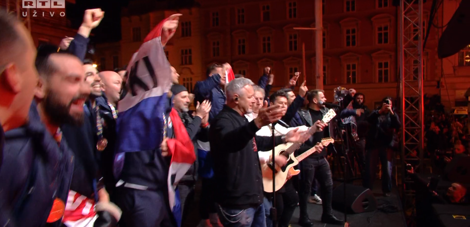 Thompson izašao na pozornicu, zapjevao Ako ne znaš šta je bilo