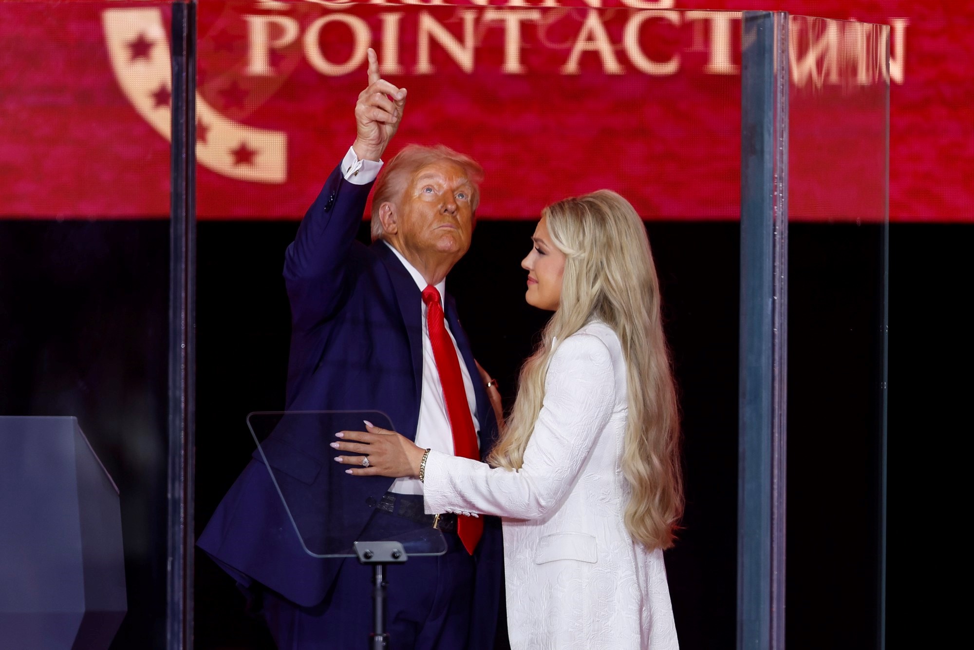Zašto okupljeni na komemoraciji za Kirka nisu nosili crno (ni Trump)