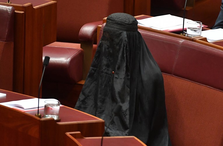 VIDEO Australska desna senatorica nosila burku u parlamentu, muslimanke bijesne