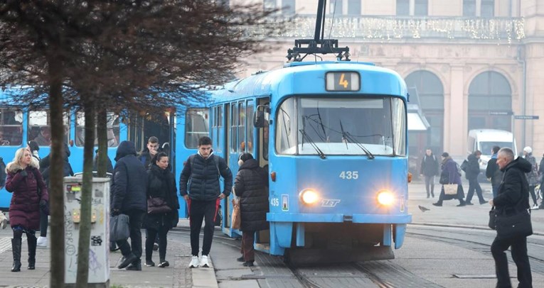 Od danas su svi zagrebački tramvaji i busevi opet plavi. Što mislite o tome?