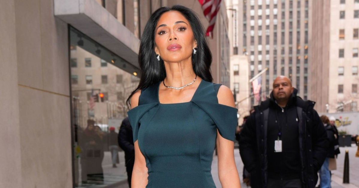 Nicole Scherzinger unatoč hladnoći prošetala u haljini s visokim prorezom