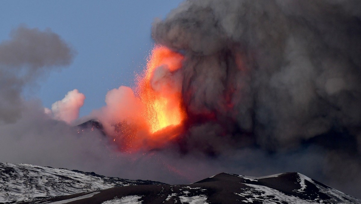 Etna eruptirala, pepeo prekrio gradove, ulice zasute kamenjem. Pogledajte snimke