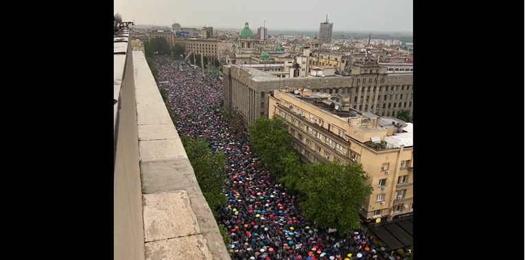 VIDEO Nakon sendvičara na ulice izašli protivnici Vučića, ovo je snimka iz zraka