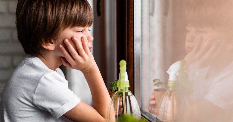 Počinju praznici, neki ne znaju tko će im čuvati djecu. Kada dijete može ostati samo?