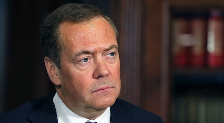 Medvedev: Amerika nikada u povijesti nije dala toliko novca za zemlju na rubu kolapsa