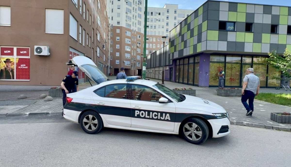 Skočio s 14. kata zgrade u Tuzli. Dan kasnije u stanu našli mrtve dvoje djece i ženu