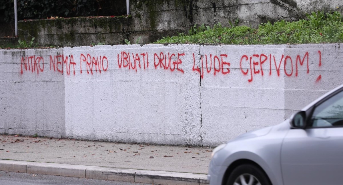 U Splitu osvanuo grafit o ubijanju ljudi cjepivom, pogledajte