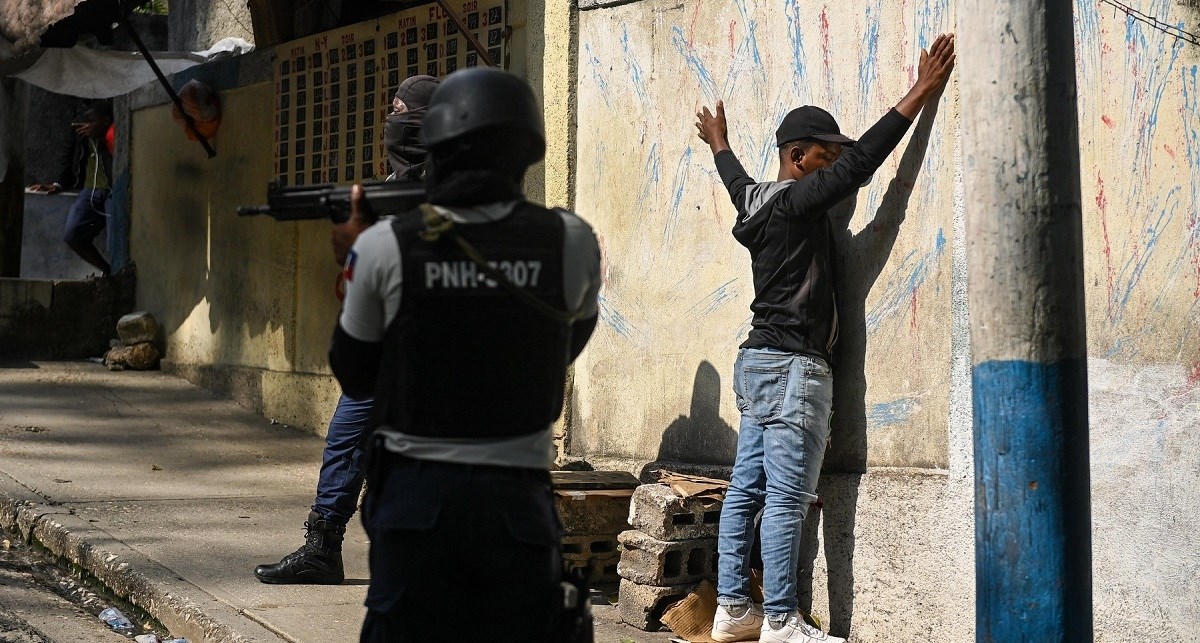 Članovi bande na Haitiju upali u grad i pljačkali kuće. Građani ih žive spalili