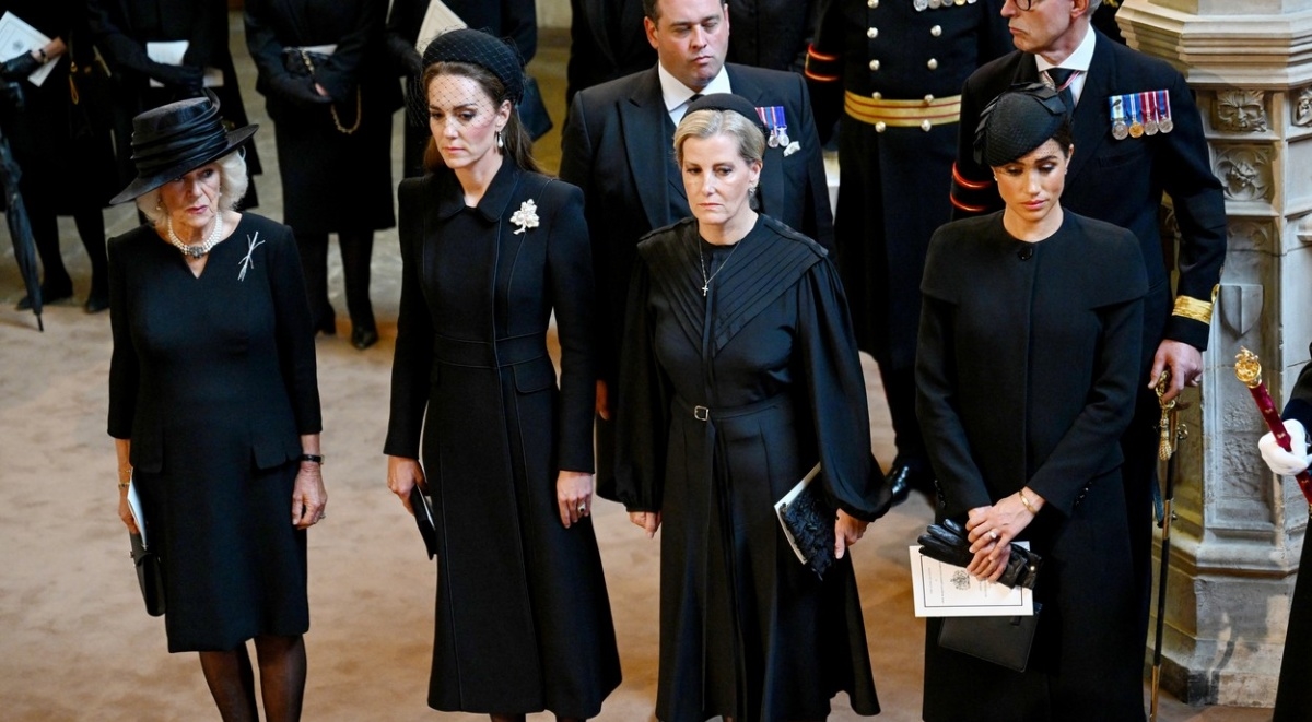 Kraljičino tijelo stiglo u Westminster, u procesiji bile Meghan i princeza Kate