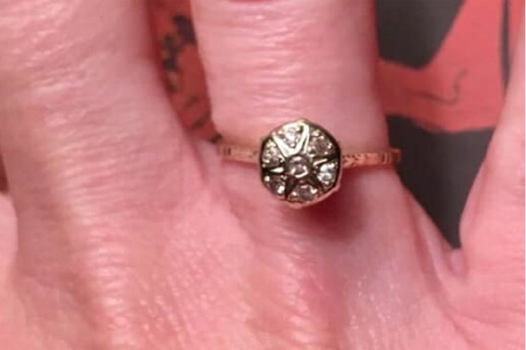 Objavila fotku prabakinog zaručničkog prstena, ljudi vide nešto prosto na njemu
