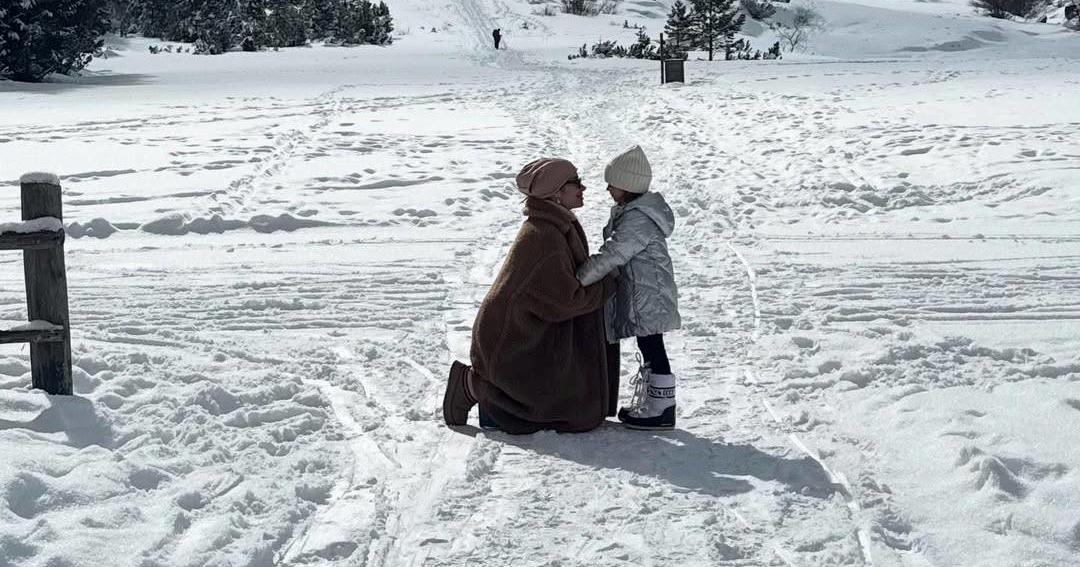 Iva Jerković objavila preslatku fotku s kćeri, zajedno kitile božićno drvce