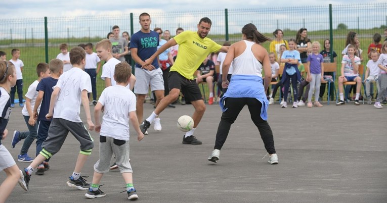 Marin Čilić i prijatelji zaigrali nogomet s djecom u Tordincima