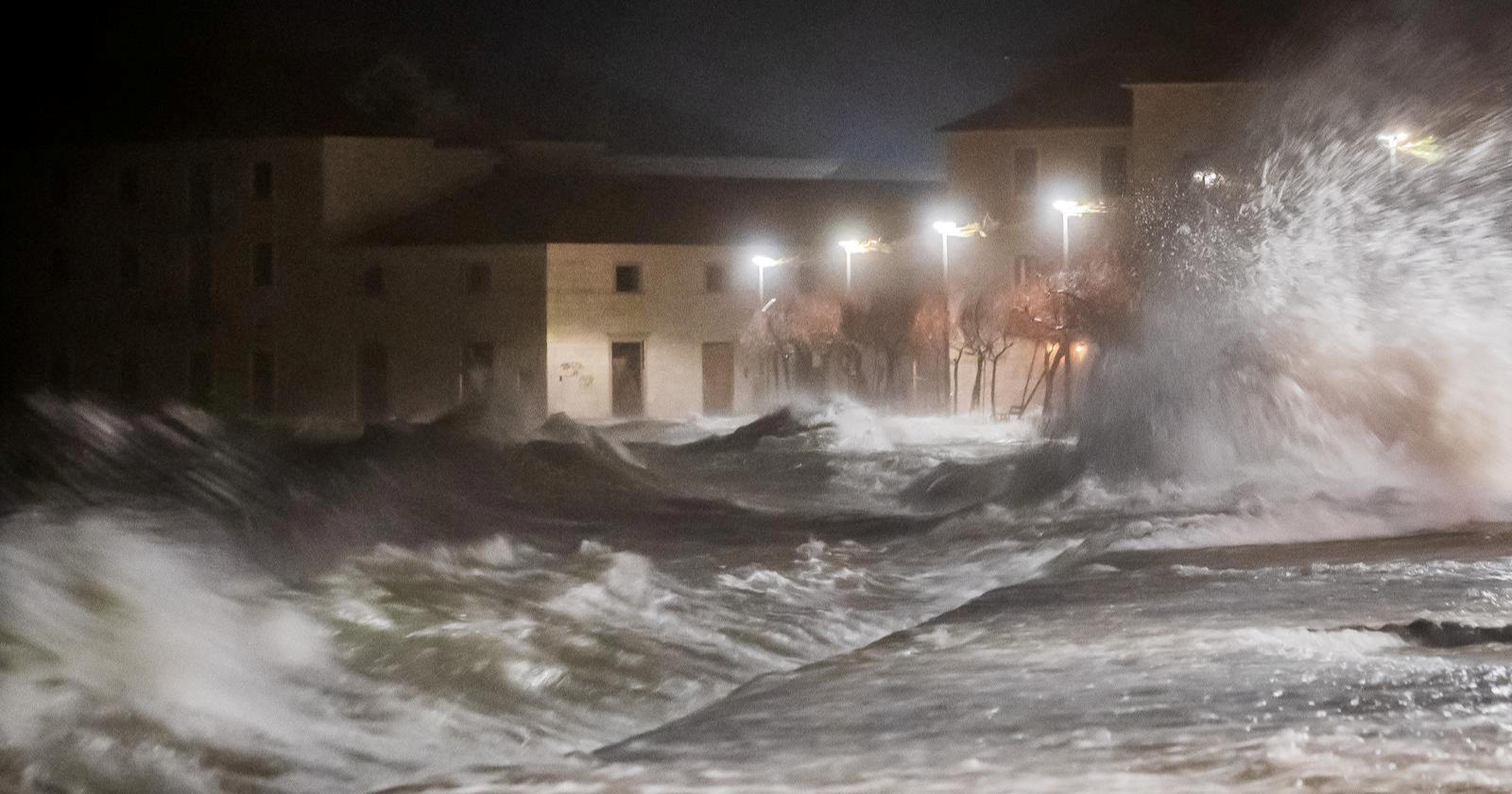 Stižu olujno jugo, obilna kiša, temperature i do 16. Nakon toga nagli nalet hladnoće