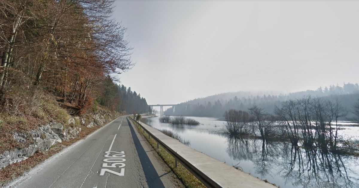 Auto s migrantima kod Fužina sletio u provaliju, jedna osoba poginula