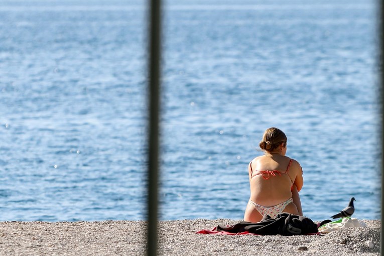 FOTO Kraj je listopada, a kupači još uvijek uživaju na sunčanim plažama Zadra i Omiša