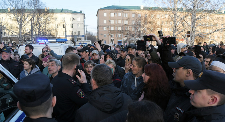 Rijetki prosvjedi u Rusiji. Ljudi okružili zgradu poglavarstva: "Putine, pomozi nam"