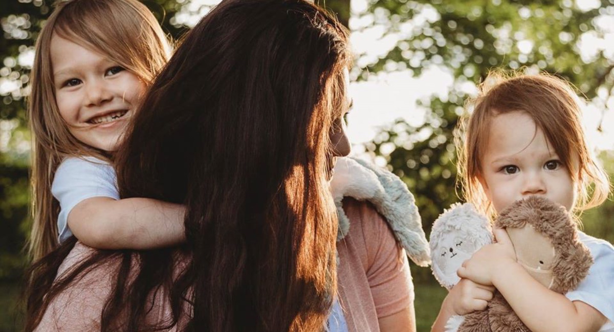 Mama doji sinove stare pet i dvije godine, ne namjerava prestati do njihove osme
