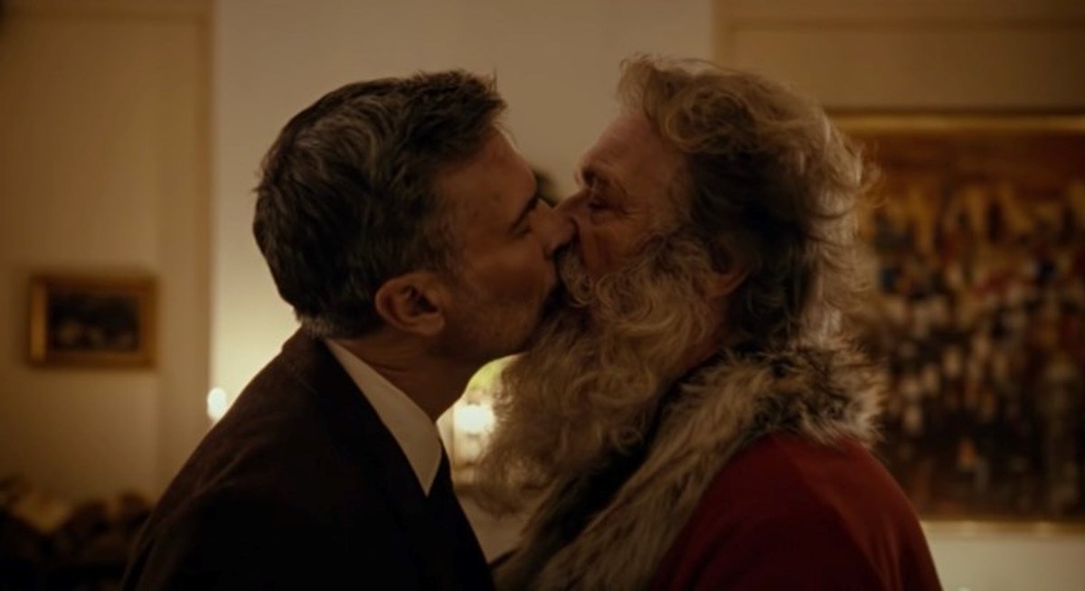 Reklama u kojoj Djed Mraz ljubi muškarca pregledana dva milijuna puta