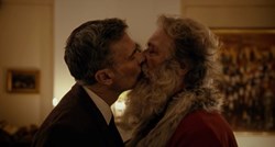 Reklama u kojoj Djed Mraz ljubi muškarca pregledana dva milijuna puta