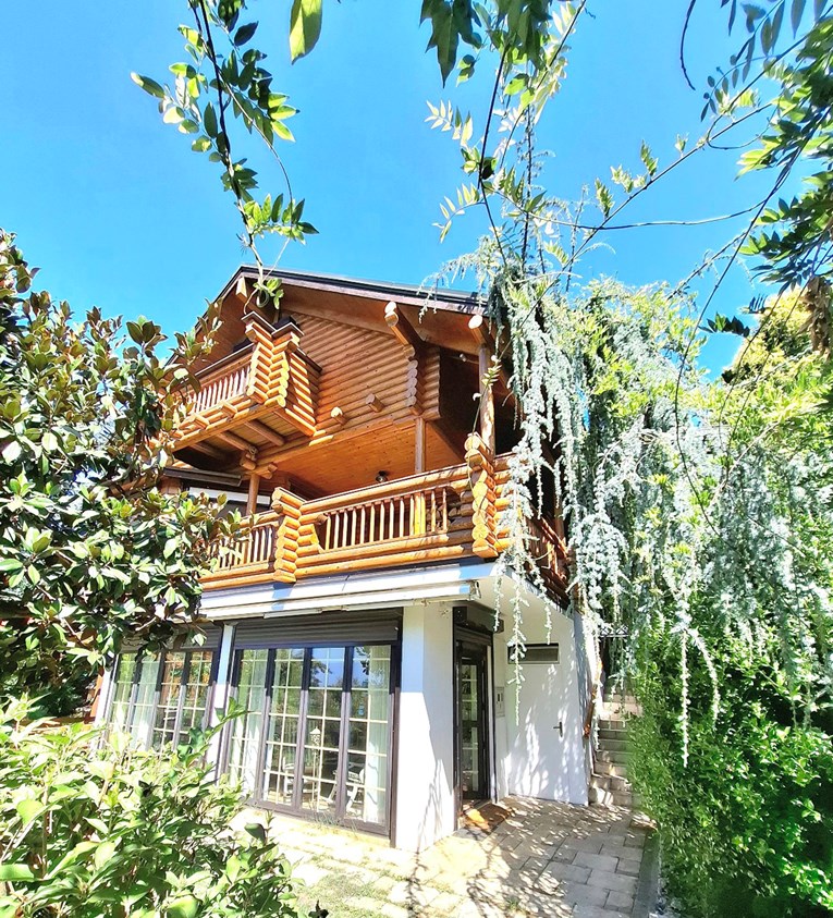 Jedinstvena prilika u Zagrebu. Prodaje se drvena kuća Honka na parceli od 2100 m2