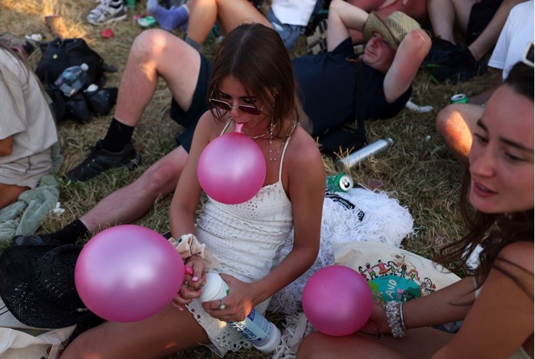 Sve više Amerikanaca umire zbog ovisnosti o plinu smijavcu