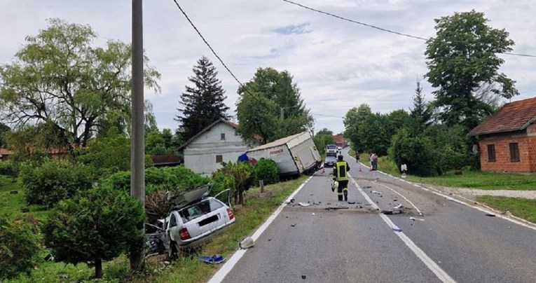 FOTO Kod Petrinje se sudarili kamion i auto. Vatrogasci izvlačili vozača iz vozila
