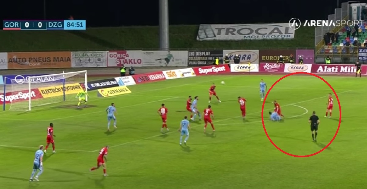 Sudac je krenuo zaustaviti Dinamovu akciju za gol, ali mu je ispala zviždaljka