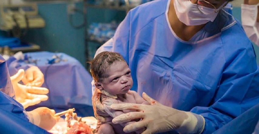 Fotografija tek rođene bebe postala hit zbog face koju je napravila