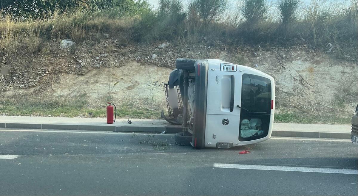 FOTO Prometna u Kaštelima: Kombijem srušio prometni znak pa se prevrnuo na bok