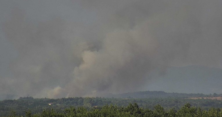 Gori šuma kod Škabrnje, požar se približio kućama