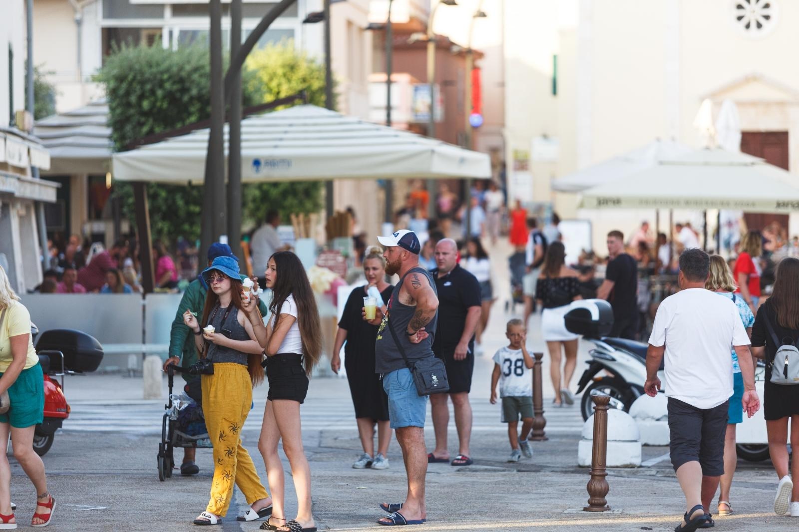 Preko 70 novih, Zagrepčani se možda zarazili u klubovima na moru. Umro Talijan