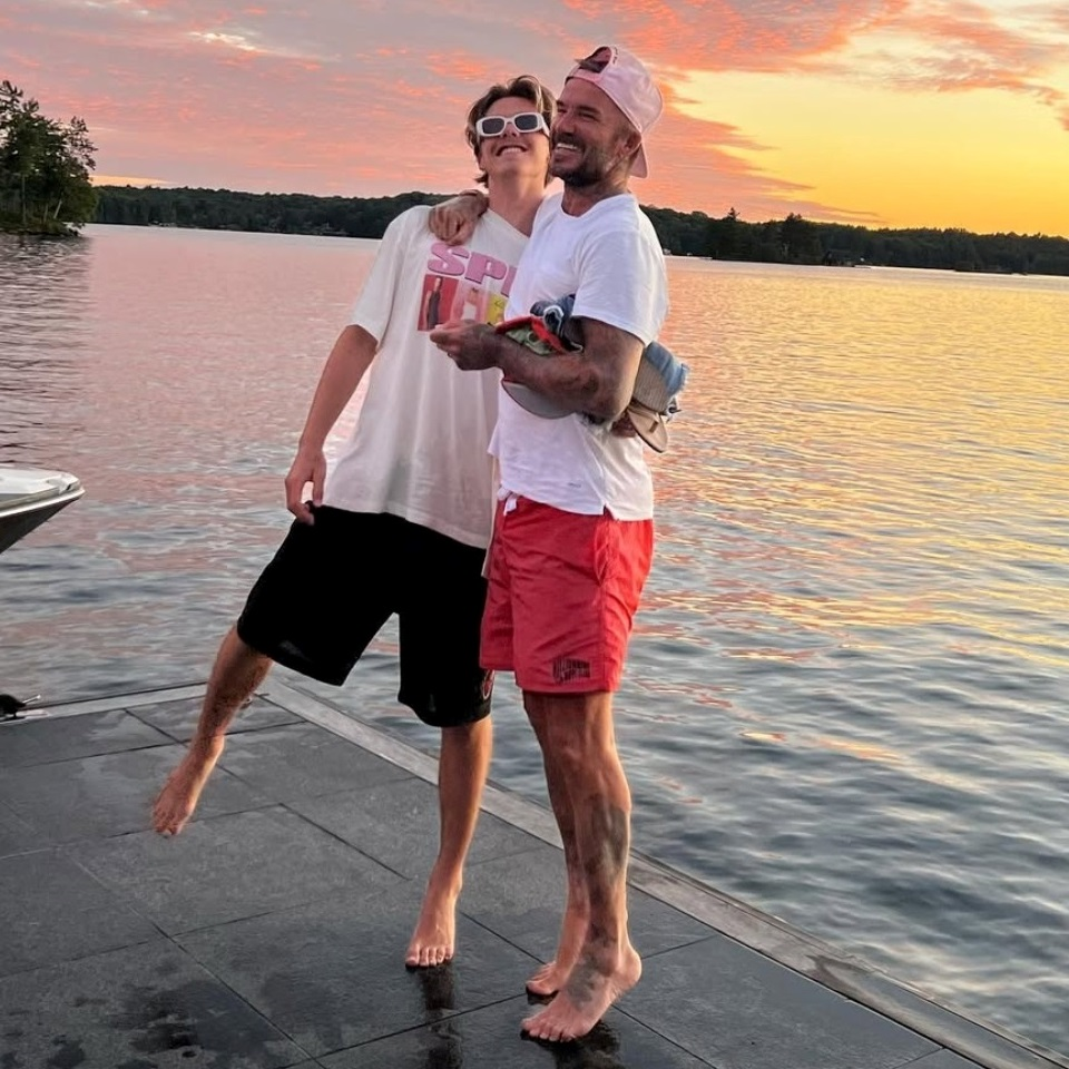 David Beckham i sin Cruz pokazali trbušnjake u minijaturnim kupaćima na jahti