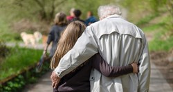 Dokazano je: Čuvanje unuka bakama i djedovima pomaže živjeti dulje