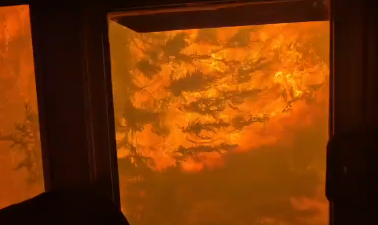 VIDEO Požar u Kanadi okružio vlak, vozač snimio kako prolazi kroz plamen
