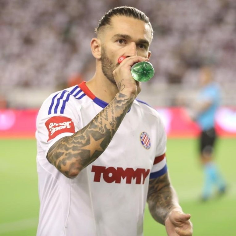 Zira je stisnula Hajduk, a Pajaziti iznio loptu. Komentator zavapio: Fala Bogu