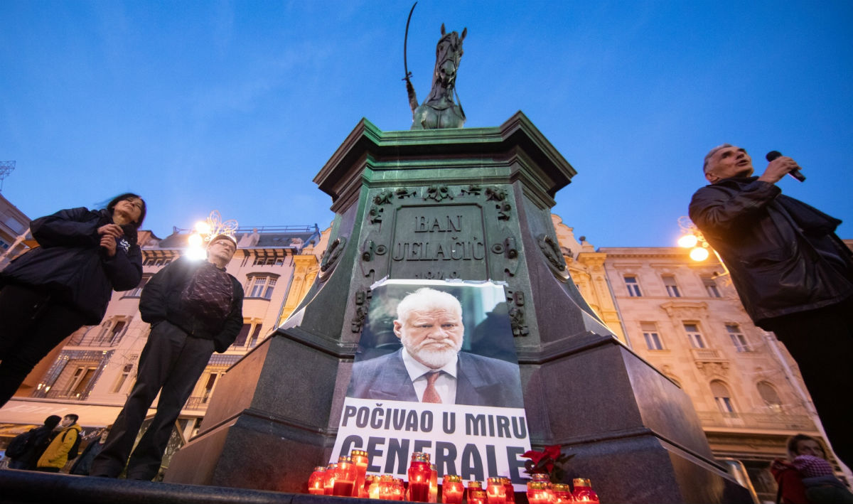 FOTO Suverenisti šetali Zagrebom s ogromnom Praljkovom fotografijom