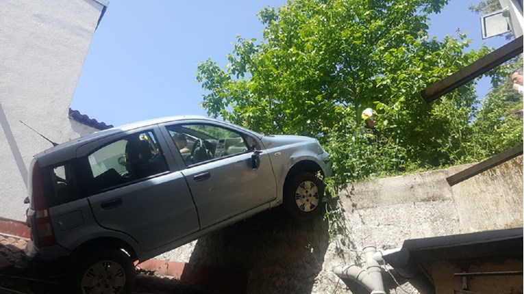 Nesreća na Britancu u Zagrebu, auto završio na krovu kuće
