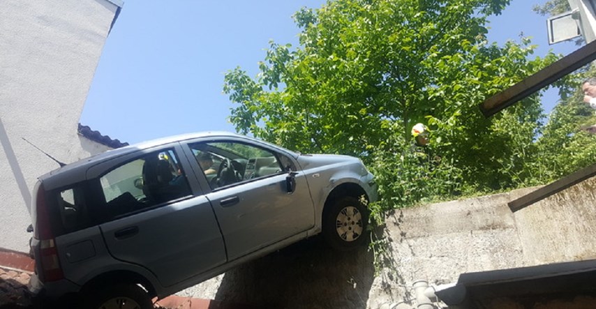 Nesreća na Britancu u Zagrebu, auto završio na krovu kuće