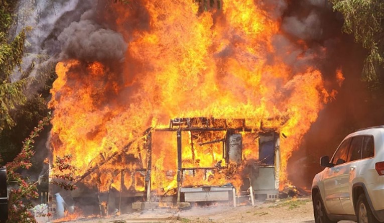 Dijete (7) u SAD-u namjerno zapalilo svoju obiteljsku kuću. Unutra bili roditelji