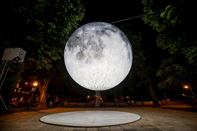 Huawei postavio svjetlosnu instalaciju "Touch the Moon" na Trgu Mažuranića