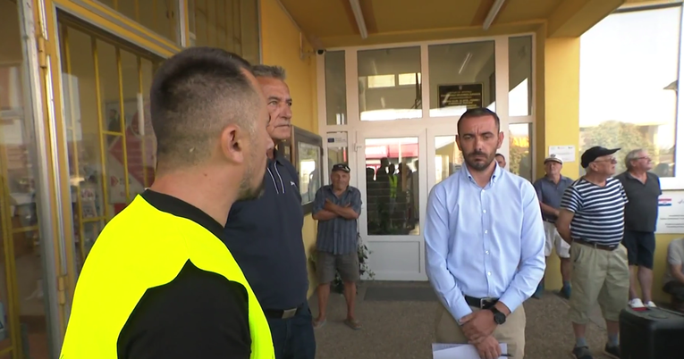 Prosvjed u Slavoniji. HDZ-ovom načelniku skandirali "Ante, javi se" pa ga izviždali