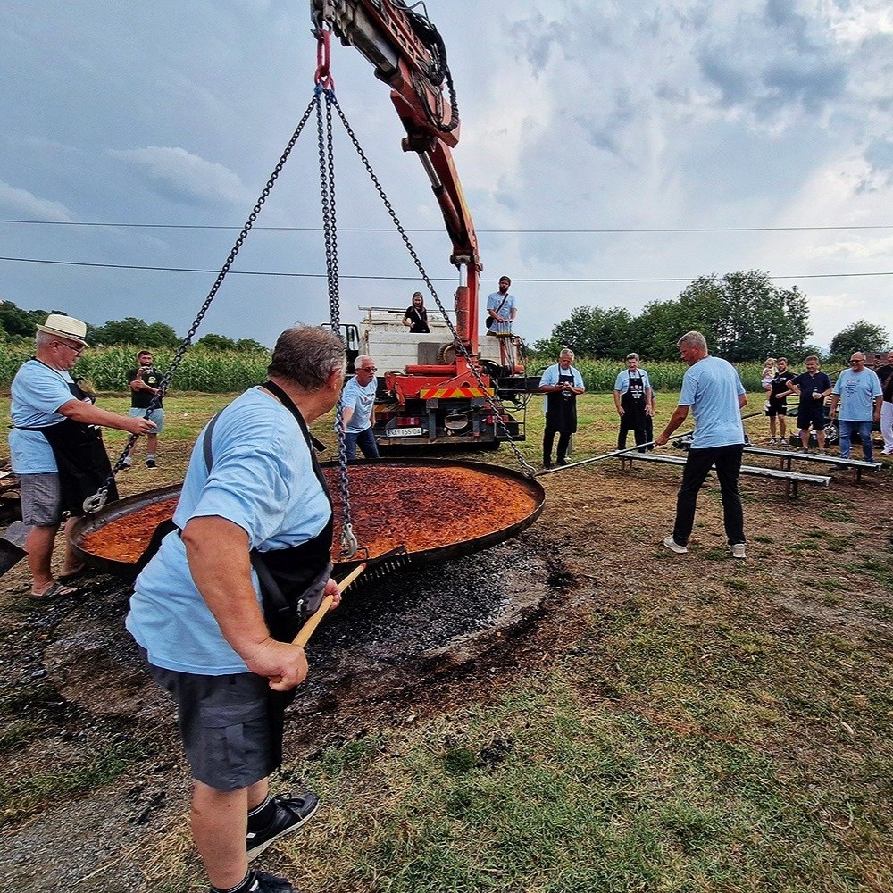 Ovog je vikenda pripremljena najveća peka u Slavoniji, teška 1300 kilograma