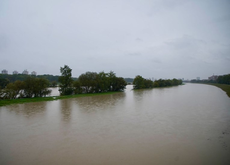 FOTO Sava se izlila iz korita u Zagrebu. Vodostaji rastu, upozorenje civilne zaštite