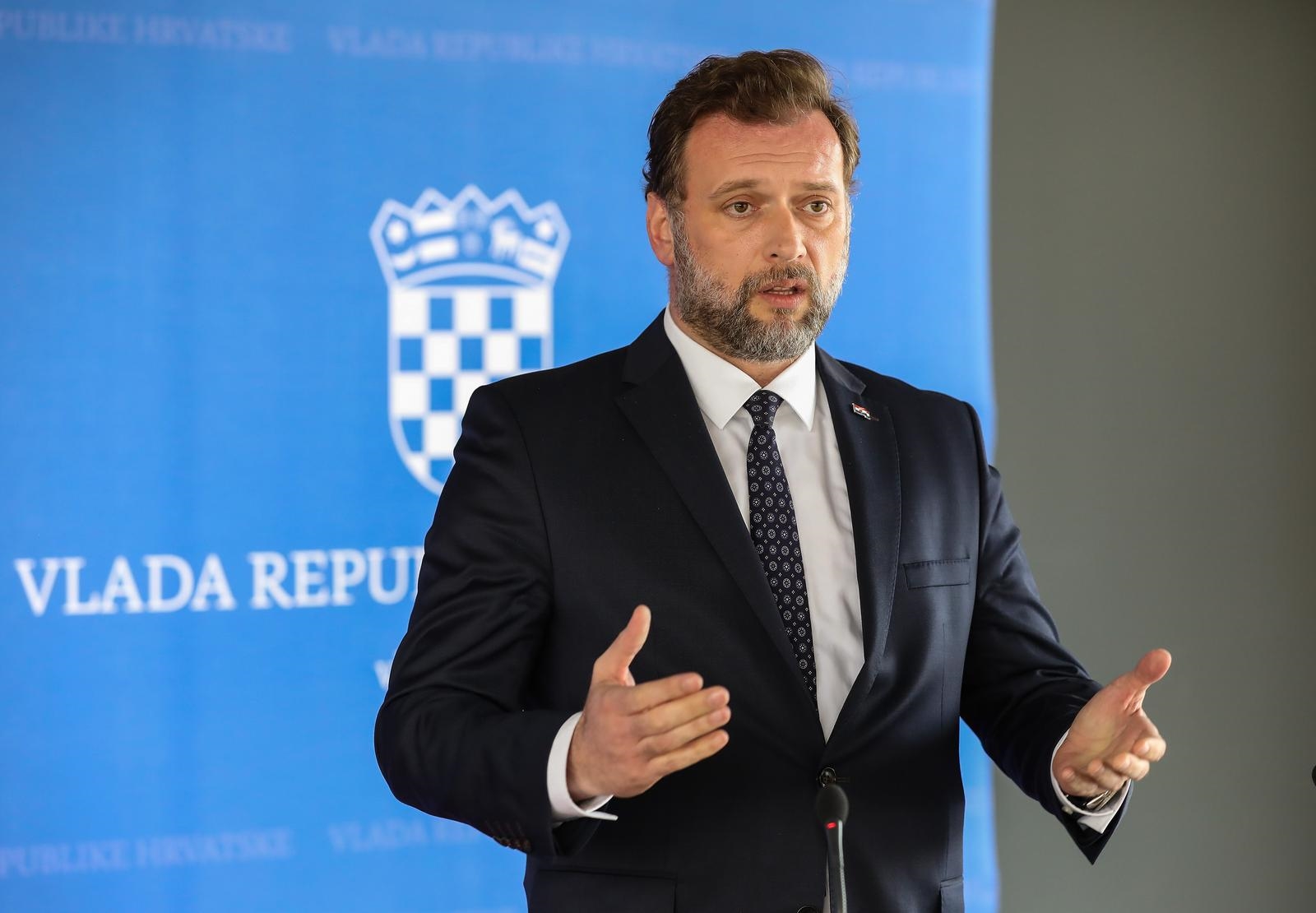 VIDEO Banožić nije htio odgovoriti na pitanje je li se prijavio za APN