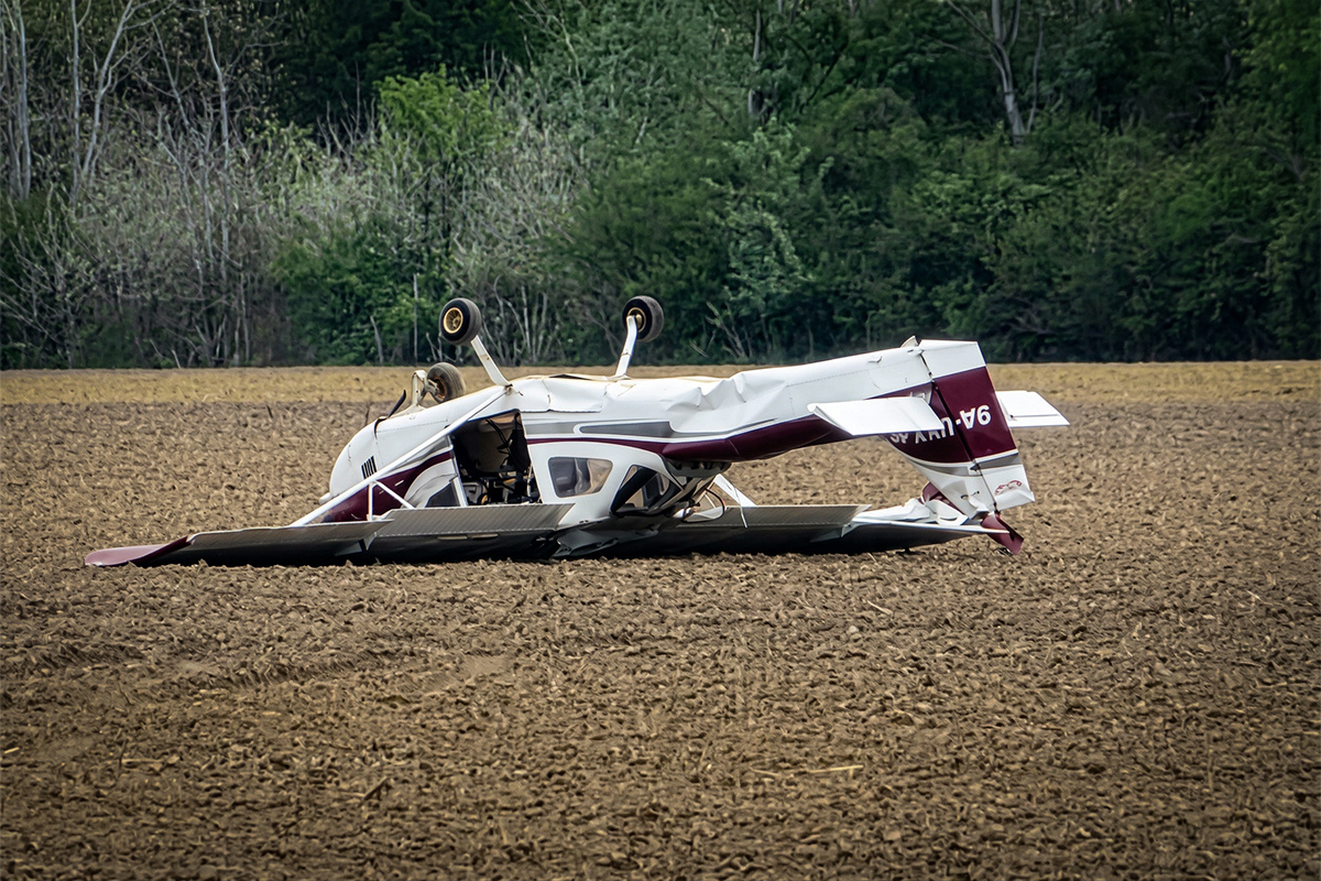 Kod Vinkovaca hitno sletio manji avion, okrenuo se naopačke. Pilot prebačen u bolnicu