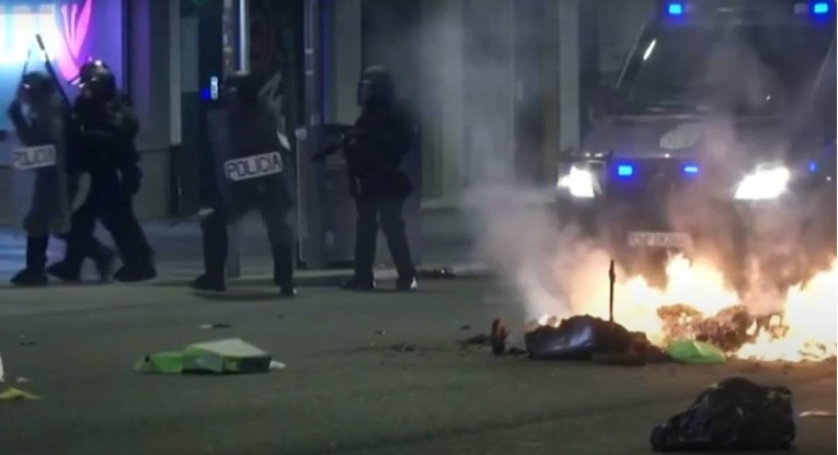 U Madridu izbili sukobi između policije i prosvjednika protiv mjera