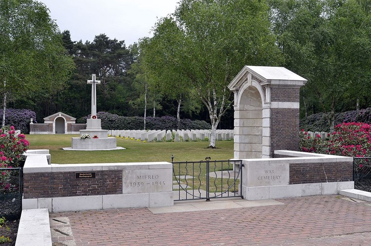 Huligani išarali grobove britanskih vojnika u Nizozemskoj, nacrtali svastiku