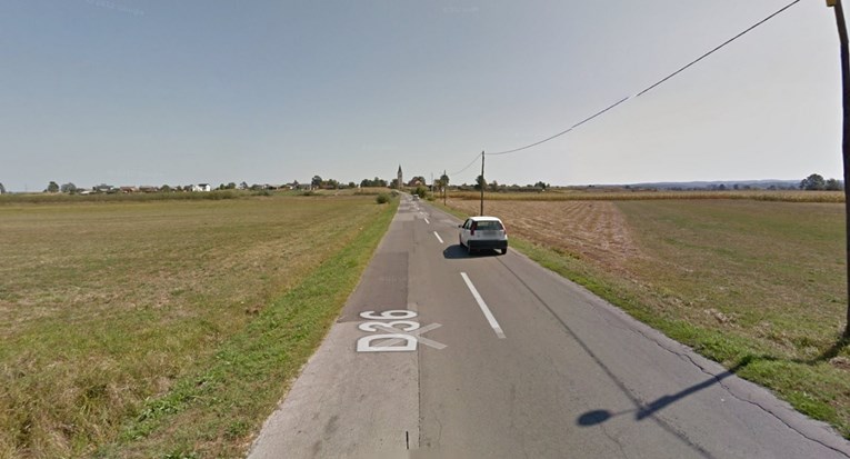 Vozio pijan bez dozvole, sletio s ceste, udario u stup, upao u kanal pa udario u drvo